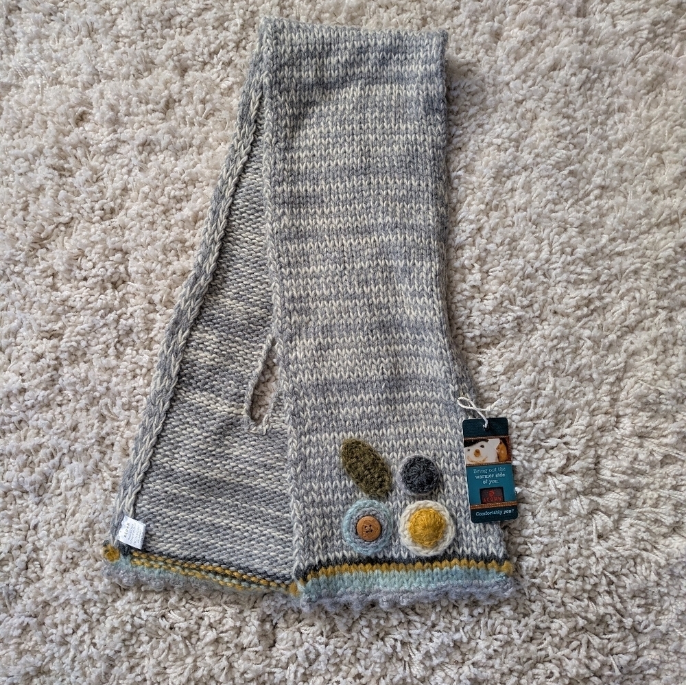 NWT Acorn Scarf Knit Flowers Very Cute!